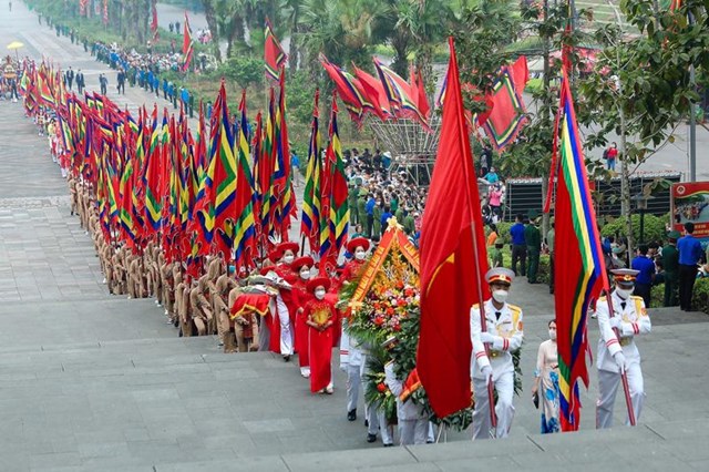 Đi đầu l&agrave; đo&agrave;n Ti&ecirc;u binh rước Quốc kỳ, cờ hội v&agrave; v&ograve;ng hoa mang d&ograve;ng chữ &ldquo;Đời đời nhớ ơn c&aacute;c Vua H&ugrave;ng đ&atilde; c&oacute; c&ocirc;ng dựng nước&rdquo;