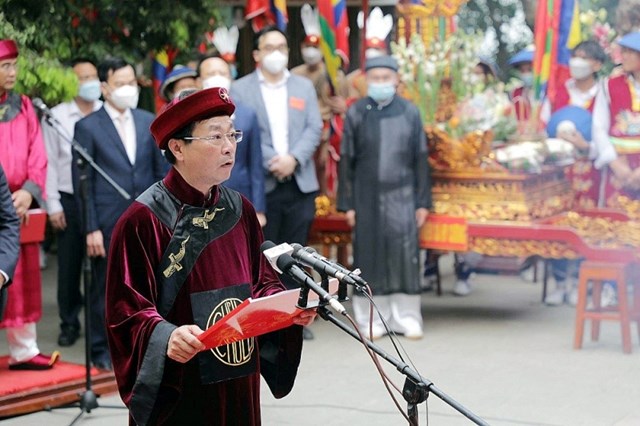 Đồng ch&iacute; B&ugrave;i Văn Quang - Ph&oacute; B&iacute; thư Tỉnh ủy, Chủ tịch UBND tỉnh, Chủ lễ Giỗ Tổ H&ugrave;ng Vương năm Nh&acirc;m Dần 2022 k&iacute;nh cẩn đọc Ch&uacute;c văn tưởng niệm c&aacute;c Vua H&ugrave;ng.