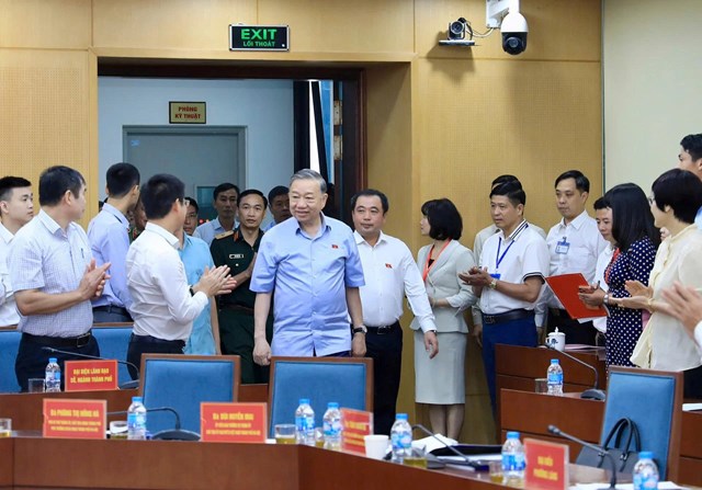 Tổng B&iacute; thư, Chủ tịch nước T&ocirc; L&acirc;m tiếp x&uacute;c cử tri tại H&agrave; Nội.