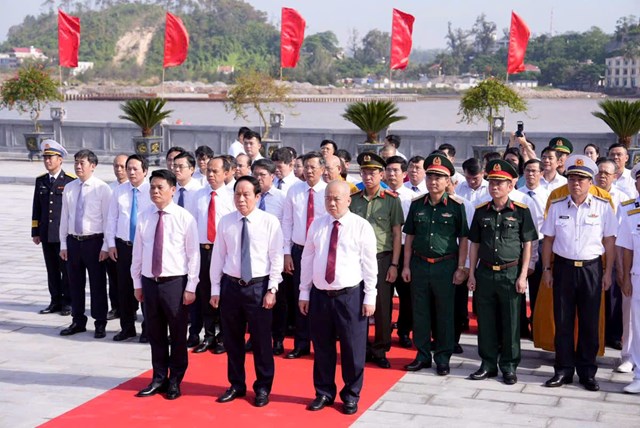 Ph&oacute; Thủ tướng Ch&iacute;nh phủ L&ecirc; Tiến Ch&acirc;u dự lễ kh&aacute;nh th&agrave;nh Bến K15.