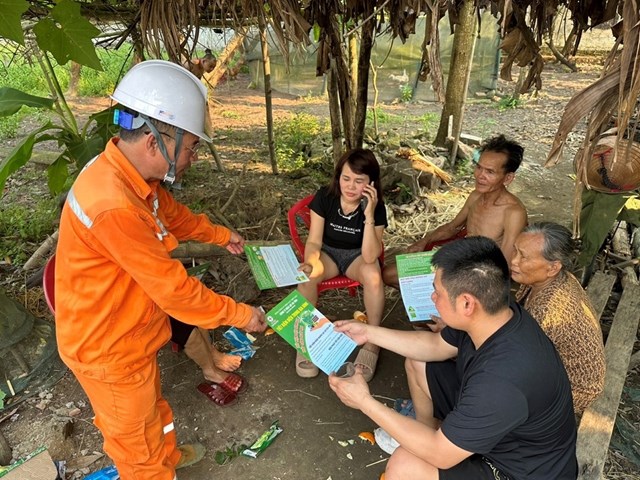 CBCNV ng&agrave;nh điện H&agrave; Tĩnh đến tận nh&agrave; kh&aacute;ch h&agrave;ng tuy&ecirc;n truyền tiết kiệm điện, cảnh b&aacute;o nguy cơ chạm chập, ch&aacute;y nổ trong m&ugrave;a nắng