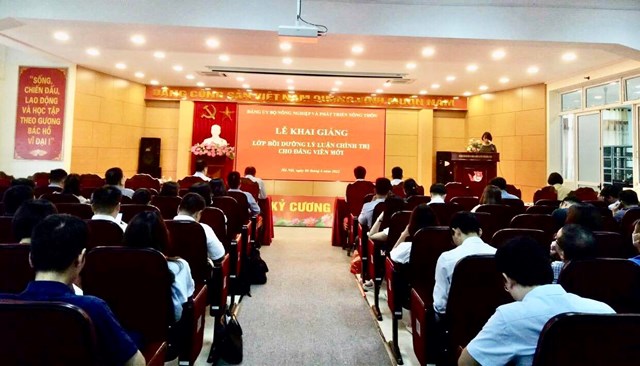 Khai giảng lớp bồi dưỡng l&yacute; luận ch&iacute;nh trị cho Đảng vi&ecirc;n mới năm 2022 - Ảnh: Chung Thủy