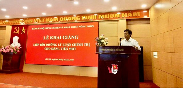 Đồng ch&iacute; Nguyễn Văn Trường - Ph&oacute; B&iacute; thư thường trực Đảng ủy Bộ N&ocirc;ng nghiệp v&agrave; Ph&aacute;t triển n&ocirc;ng th&ocirc;n ph&aacute;t biểu tại lễ khai giảng - Ảnh: Chung Thủy