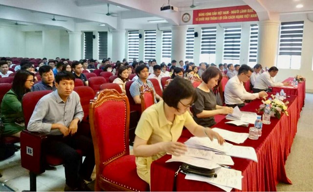 C&aacute;c đồng ch&iacute; đại biểu v&agrave; 125 học vi&ecirc;n tham dự buổi lễ khai giảng - Ảnh: Chung Thủy