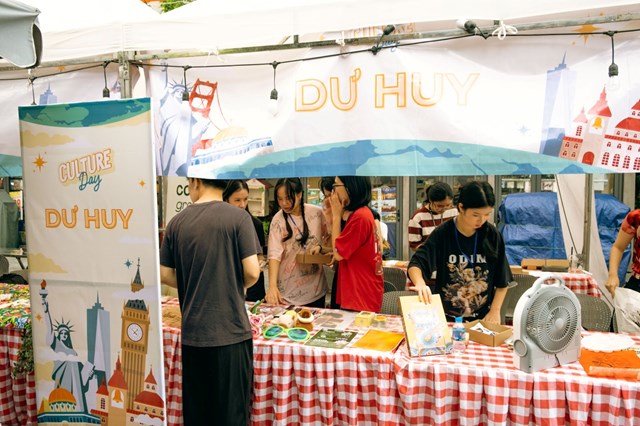Kh&aacute;nh Đan quảng b&aacute; tranh Đồ Thế qua dự &aacute;n Dư Huy&nbsp;