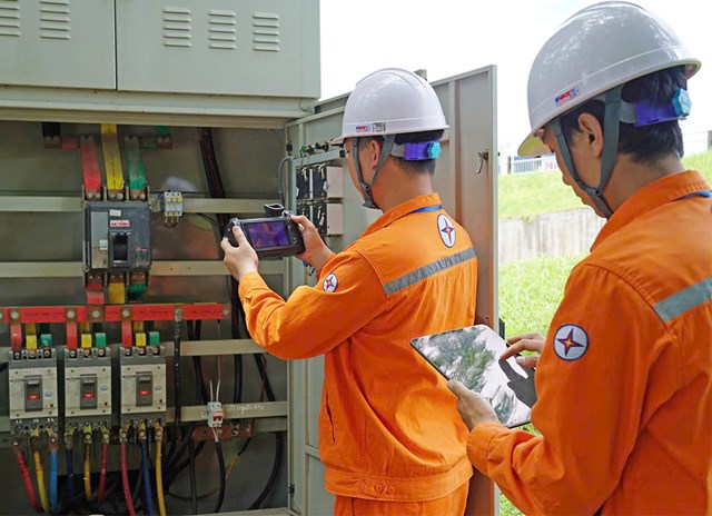 Nh&acirc;n vi&ecirc;n EVNNPC sử dụng c&aacute;c thiết bị c&ocirc;ng nghệ hiện đại để kiểm tra vận h&agrave;nh lưới điện. &nbsp;