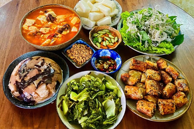 Bữa cơm gia đình - Ảnh 1