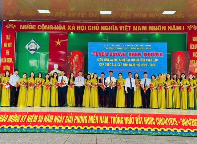 Khen thưởng gi&aacute;o vi&ecirc;n đạt th&agrave;nh t&iacute;ch xuất sắc trong bồi dưỡng học sinh giỏi cấp tỉnh năm học 2024 - 2025