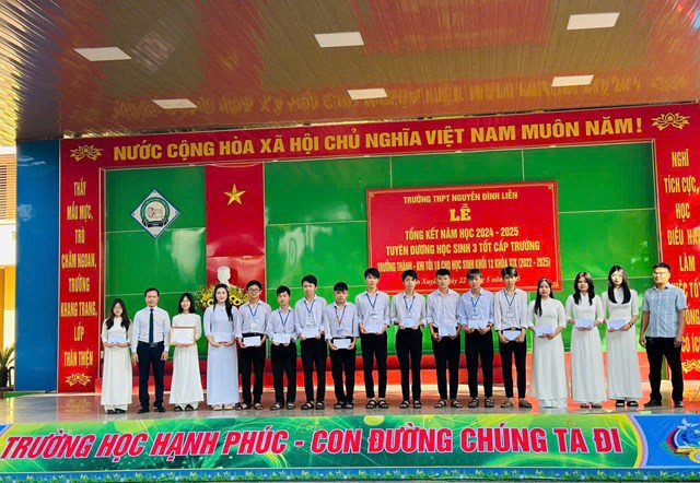 Khen thưởng gi&aacute;o vi&ecirc;n, học sinh tại lễ tổng kết năm học 2024 - 2025