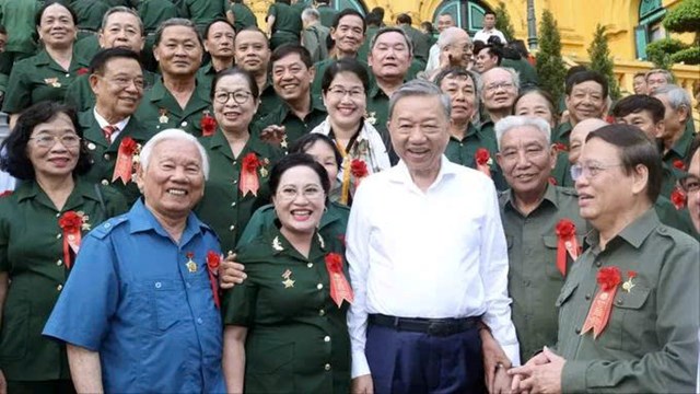 Tổng B&iacute; thư T&ocirc; L&acirc;m&nbsp;với c&aacute;c đại biểu cựu thanh ni&ecirc;n xung phong