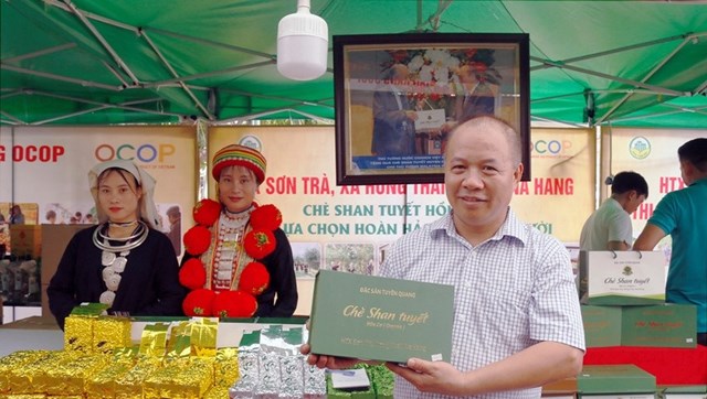 &Ocirc;ng Đặng Ngọc Phố - Gi&aacute;m đốc HTX Sơn Tr&agrave; giới thiệu sản phẩm tại hội chợ OCOP H&agrave; Nội.