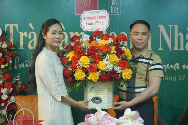 Tiến sỹ Đ&agrave;o Xu&acirc;n Hưng - Tổng Bi&ecirc;n tập Tạp ch&iacute; N&ocirc;ng nghiệp v&agrave; M&ocirc;i trường tặng hoa ch&uacute;c mừng&nbsp;