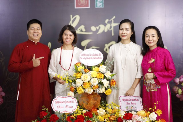 B&agrave; L&acirc;m Diệu Linh - T&acirc;n Chủ tịch C&acirc;u lạc bộ Tr&agrave; Doanh nh&acirc;n chụp ảnh c&ugrave;ng kh&aacute;ch mời tại sự kiện ra mắt&nbsp;