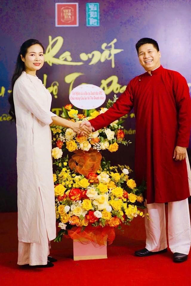 &Ocirc;ng Kiều Ph&uacute;c Qu&yacute; - Cộng đồng Y&ecirc;u Tr&agrave; Việt tặng hoa ch&uacute;c mừng&nbsp;