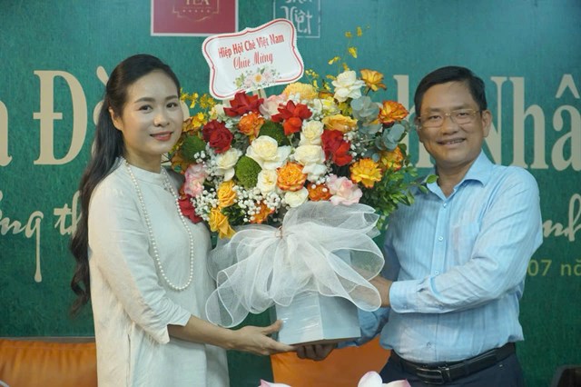 &Ocirc;ng Ho&agrave;ng Vĩnh Long - Chủ tịch Hiệp hội Ch&egrave; Việt Nam tặng hoa ch&uacute;c mừng &nbsp;