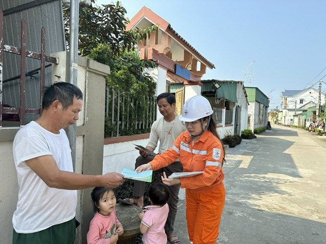 Ng&agrave;nh Điện H&agrave; Tĩnh tuy&ecirc;n truyền tới người d&acirc;n c&aacute;c văn bản quy phạm ph&aacute;p luật về an to&agrave;n điện