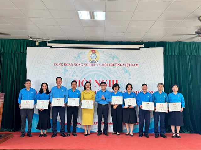 &Ocirc;ng Nguyễn H&agrave; Xuy&ecirc;n trao Kỷ niệm chương v&igrave; sự nghiệp x&acirc;y dựng tổ chức c&ocirc;ng đo&agrave;n của Tổng Li&ecirc;n đo&agrave;n Lao động Việt Nam cho c&aacute;c c&aacute; nh&acirc;n c&oacute; th&agrave;nh t&iacute;ch xuất sắc trong hoạt động c&ocirc;ng đo&agrave;n.