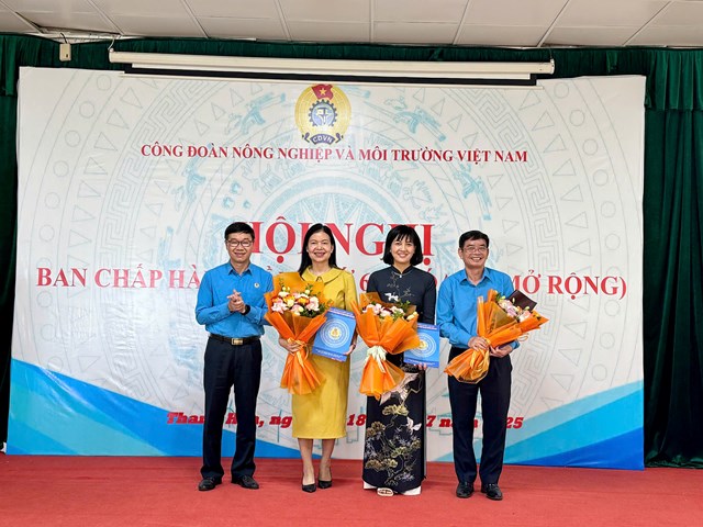 &Ocirc;ng Nguyễn H&agrave; Xuy&ecirc;n tặng hoa, tri &acirc;n c&aacute;c đồng ch&iacute; th&ocirc;i tham gia Ban chấp h&agrave;nh c&ocirc;ng đo&agrave;n, Ủy ban kiển tra CĐN kh&oacute;a VI&nbsp;