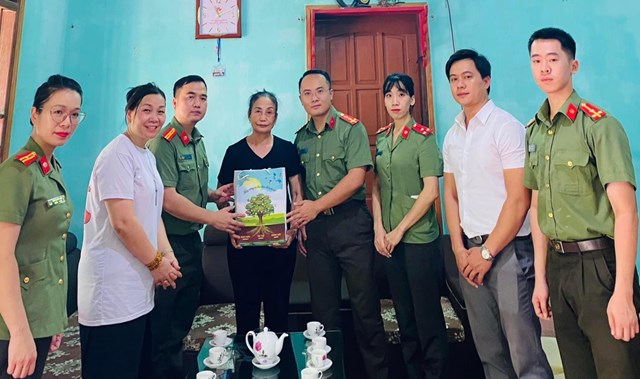 Đo&#224;n thanh ni&#234;n c&#244;ng an tỉnh H&#224; Giang tổ chức c&#225;c hoạt động kỷ niệm 76 năm ng&#224;y thương binh liệt sĩ v&#224; tri &#226;n người c&#243; c&#244;ng với c&#225;ch mạng  - Ảnh 7