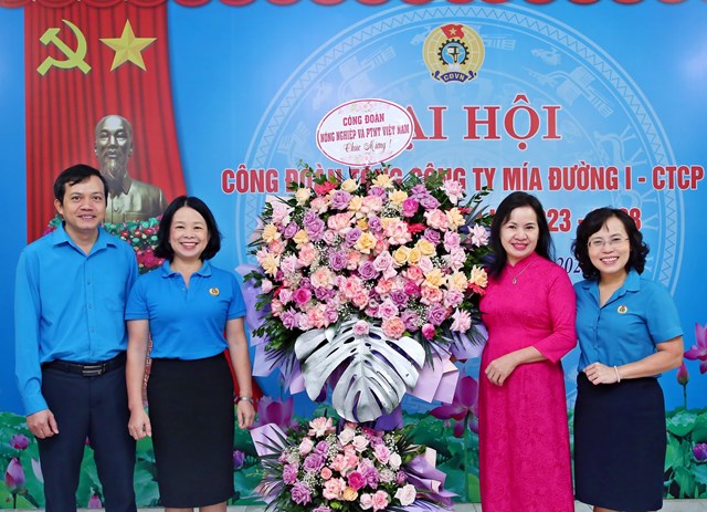 Đồng ch&iacute; Ng&ocirc; Thị Anh Tuy&ecirc;n - Ph&oacute; Chủ tịch C&ocirc;ng đo&agrave;n Ng&agrave;nh (Thứ 2 từ tr&aacute;i qua) c&ugrave;ng c&aacute;c đồng ch&iacute; trong C&ocirc;ng đo&agrave;n Tổng C&ocirc;ng ty M&iacute;a đường I- CTCP&nbsp;