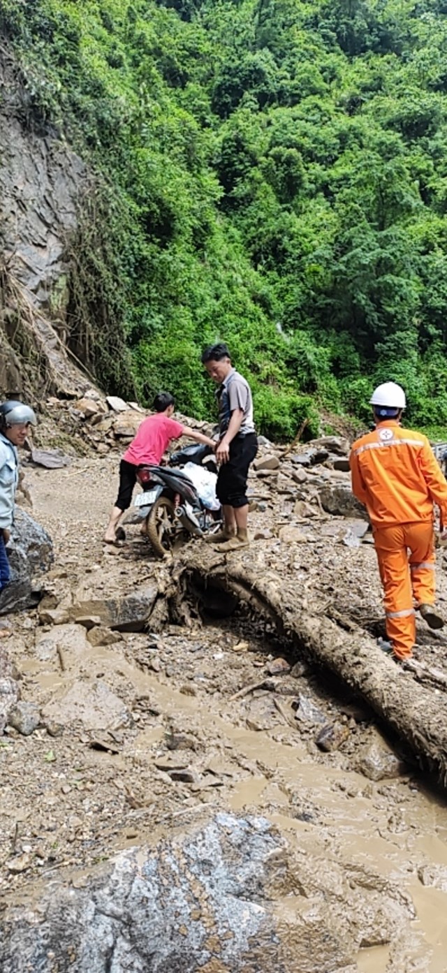 Sạt lở đất đ&aacute; tại Sơn La cản trở kh&oacute; khăn cho việc khắc phục sự cố.