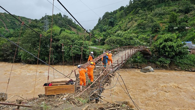 C&ocirc;ng nh&acirc;n PC Y&ecirc;n B&aacute;i v&agrave; c&aacute;c đơn vị li&ecirc;n quan đang khẩn căng lại d&acirc;y dẫn đường d&acirc;y 35kV Than Uy&ecirc;n - M&ugrave; Cang Chải ( thuộc lộ 376E29.2 ph&acirc;n đoạn Mường Kim &ndash; M&ugrave; Cang Chải) cấp điện cho huyện M&ugrave; Cang Chải, dự kiến trong đ&ecirc;m tối h&ocirc;m nay hoặc rạng s&aacute;ng mai, 10/8 sẽ đ&oacute;ng điện trở lại. &nbsp;