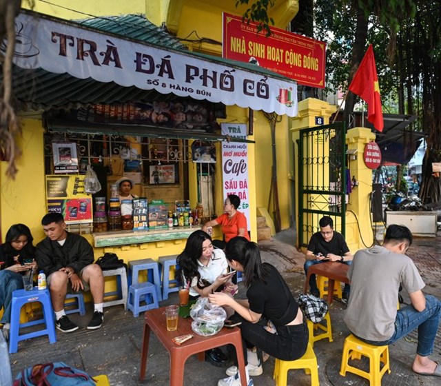 Tr&#224; qu&#225;n vỉa h&#232; – Nếp sinh hoạt b&#236;nh dị của người H&#224; Nội - Ảnh 1