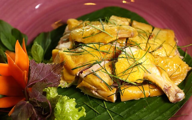 Thịt g&agrave; rắc l&aacute; chanh đ&atilde; trở th&agrave;nh h&igrave;nh ảnh ẩm thực rất quen thuộc với người Việt