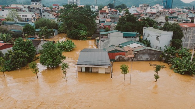 Nhiều nơi tại Cao Bằng đang ch&igrave;m trong biển nước lũ