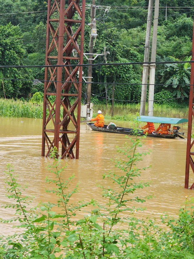 C&ocirc;ng nh&acirc;n Điện lực Na Hang đi thuyền kiểm tra hiện trường