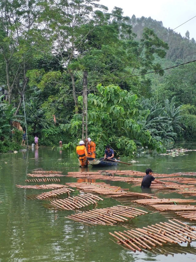 Tại tỉnh Y&ecirc;n B&aacute;i mưa to nước ngập rất nhiều nơi g&acirc;y kh&oacute; khăn cho việc di chuyển khắc phục sự cố