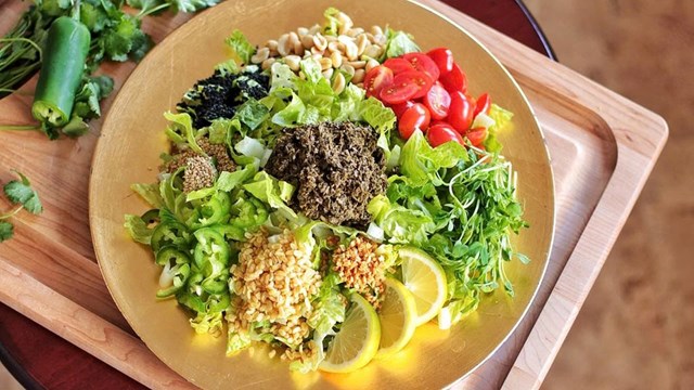 Salad l&#225; tr&#224; – M&#243;n ăn truyền thống của người Myanmar - Ảnh 2