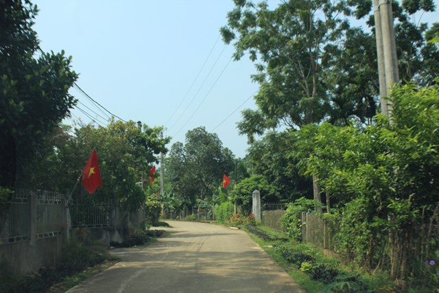 Ba Trại đầu tư hệ thống đường giao th&ocirc;ng cho c&aacute;c l&agrave;ng nghề trồng v&agrave; chế biến ch&egrave; b&uacute;p kh&ocirc;, trong đ&oacute; tập trung v&agrave;o th&ocirc;n 3 v&agrave; th&ocirc;n 4 (l&agrave;ng Đ&ocirc; Tr&aacute;m) để ph&aacute;t triển l&agrave;ng nghề gắn với du lịch. Ảnh: Sơn Thủy &nbsp;