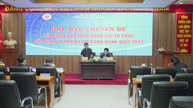 To&agrave;n cảnh tại buổi họp b&aacute;o