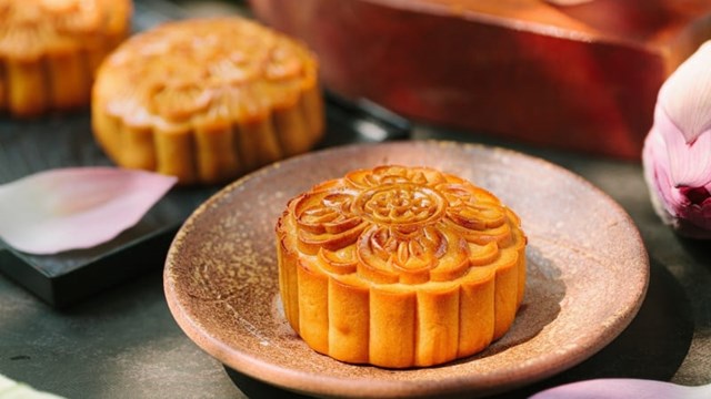 B&#225;nh Trung thu nh&#226;n cốm “ch&#225;y h&#224;ng”, kh&#225;ch xếp h&#224;ng từ s&#225;ng sớm - Ảnh 2