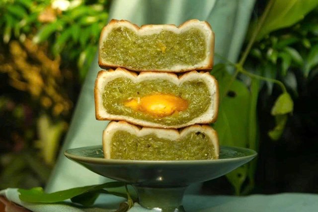 B&#225;nh Trung thu nh&#226;n cốm “ch&#225;y h&#224;ng”, kh&#225;ch xếp h&#224;ng từ s&#225;ng sớm - Ảnh 1