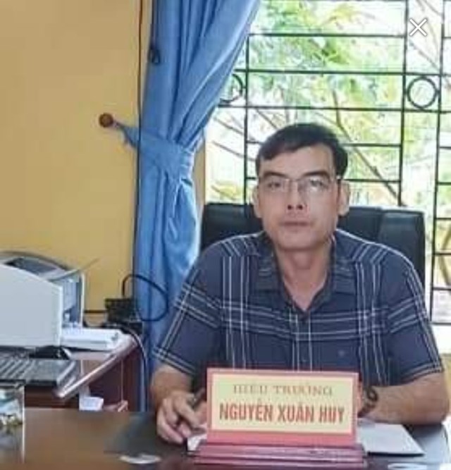 Thầy gi&aacute;o Nguyễn Xu&acirc;n Huy, B&iacute; thư chi bộ, Hiệu trường nh&agrave; trường