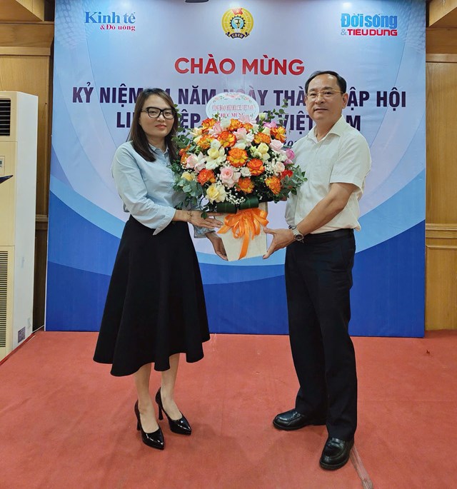 &Ocirc;ng Đinh Thanh T&ugrave;ng - Chủ tịch C&ocirc;ng đo&agrave;n Hiệp hội Ch&egrave; Việt Nam đại diện tặng hoa cho chị em