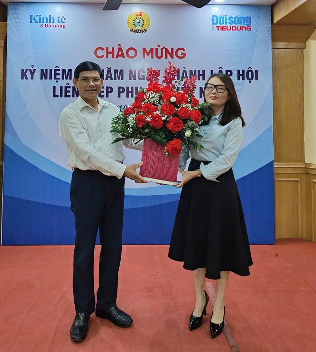 &Ocirc;ng Ho&agrave;ng Vĩnh Long &ndash; Chủ tịch Hiệp hội Ch&egrave; Việt Nam tặng hoa ch&uacute;c mừng&nbsp;