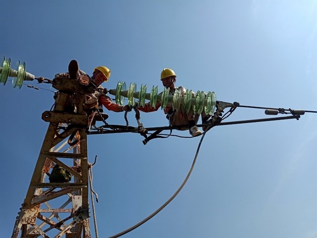 C&ocirc;ng nh&acirc;n Đội QLVHLĐ Cao thế PC Quảng Ninh xử l&yacute; khiếm khuyết tr&ecirc;n đường d&acirc;y 110 kV