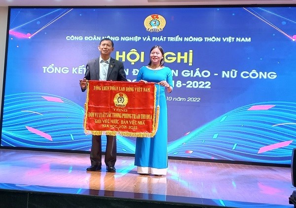 &Ocirc;ng Vũ Mạnh Ti&ecirc;m - Ph&oacute; trưởng Ban Tuy&ecirc;n gi&aacute;o Tổng Li&ecirc;n đo&agrave;n tặng cờ của Tổng Li&ecirc;n đo&agrave;n cho đơn vị xuất sắc trong phong tr&agrave;o thi đua giỏi việc nước đảm việc nh&agrave;