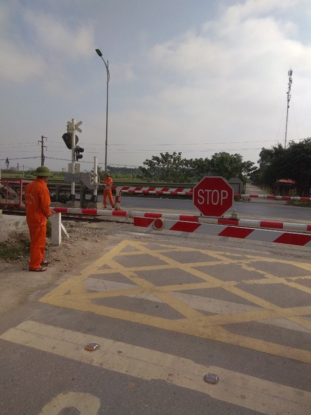 C&ocirc;ng ty Cổ phần Quản l&yacute; v&agrave; X&acirc;y dựng đường bộ I H&agrave; T&acirc;y đang triển khai hiệu quả c&ocirc;ng t&aacute;c trực cảnh giới đường ngang&nbsp;