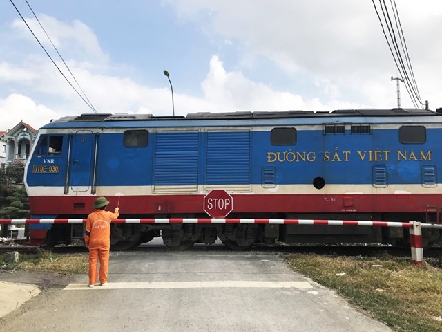 C&ocirc;ng nh&acirc;n trực g&aacute;c c&aacute;c đường cắt ngang qua đường sắt