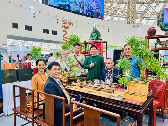 &Ocirc;ng Ho&agrave;ng Vĩnh Long - Chủ tịch Hiệp hội Ch&egrave; Việt Nam c&ugrave;ng du kh&aacute;ch thưởng tr&agrave;