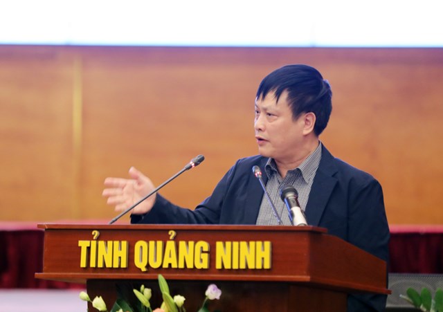 &nbsp;PGS.TS Vũ Văn H&agrave;, Ban Thư k&yacute; khoa học Hội đồng L&yacute; luận Trung ương, nguy&ecirc;n Ph&oacute; Tổng Bi&ecirc;n tập Tạp ch&iacute; Cộng sản tr&igrave;nh b&agrave;y tham luận