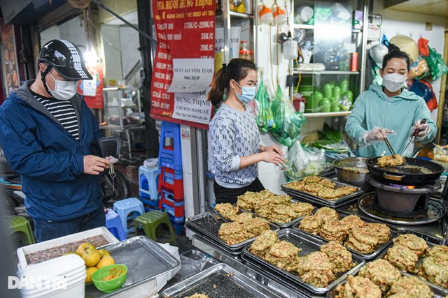 Qu&aacute;n đ&ocirc;ng nhất l&agrave; v&agrave;o giờ trưa hay chiều tối, khi người d&acirc;n tan tầm