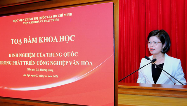 PGS.TS Vũ Thị Phương Hậu - Viện trưởng Viện Văn h&oacute;a v&agrave; Ph&aacute;t triển ph&aacute;t biểu khai mạc tọa đ&agrave;m