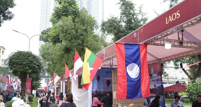 Khu ẩm thực ASEAN gồm 11 quốc gia được sắp xếp th&agrave;nh &ldquo;M&aacute;i Nh&agrave; Chung ASEAN&rdquo;.