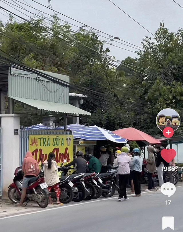 Người xếp h&agrave;ng d&agrave;i mua tr&agrave; m&atilde;ng cầu khi thức uống n&agrave;y mới nở rộ&nbsp;