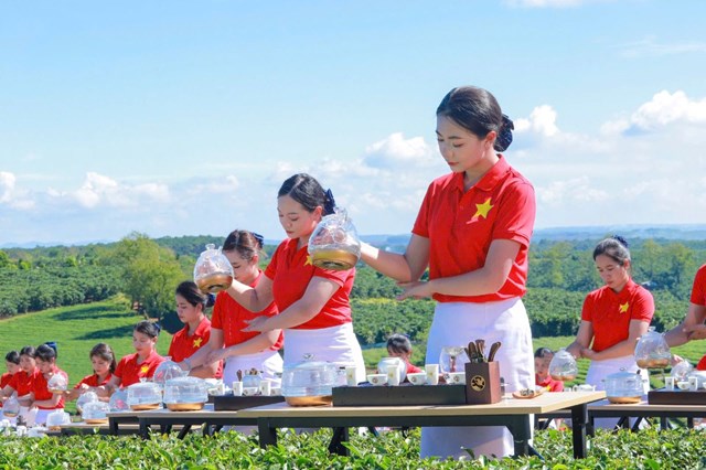 1.111 tr&agrave; nương biểu diễn c&aacute;ch pha tr&agrave; để x&aacute;c lập kỉ lục Việt Nam